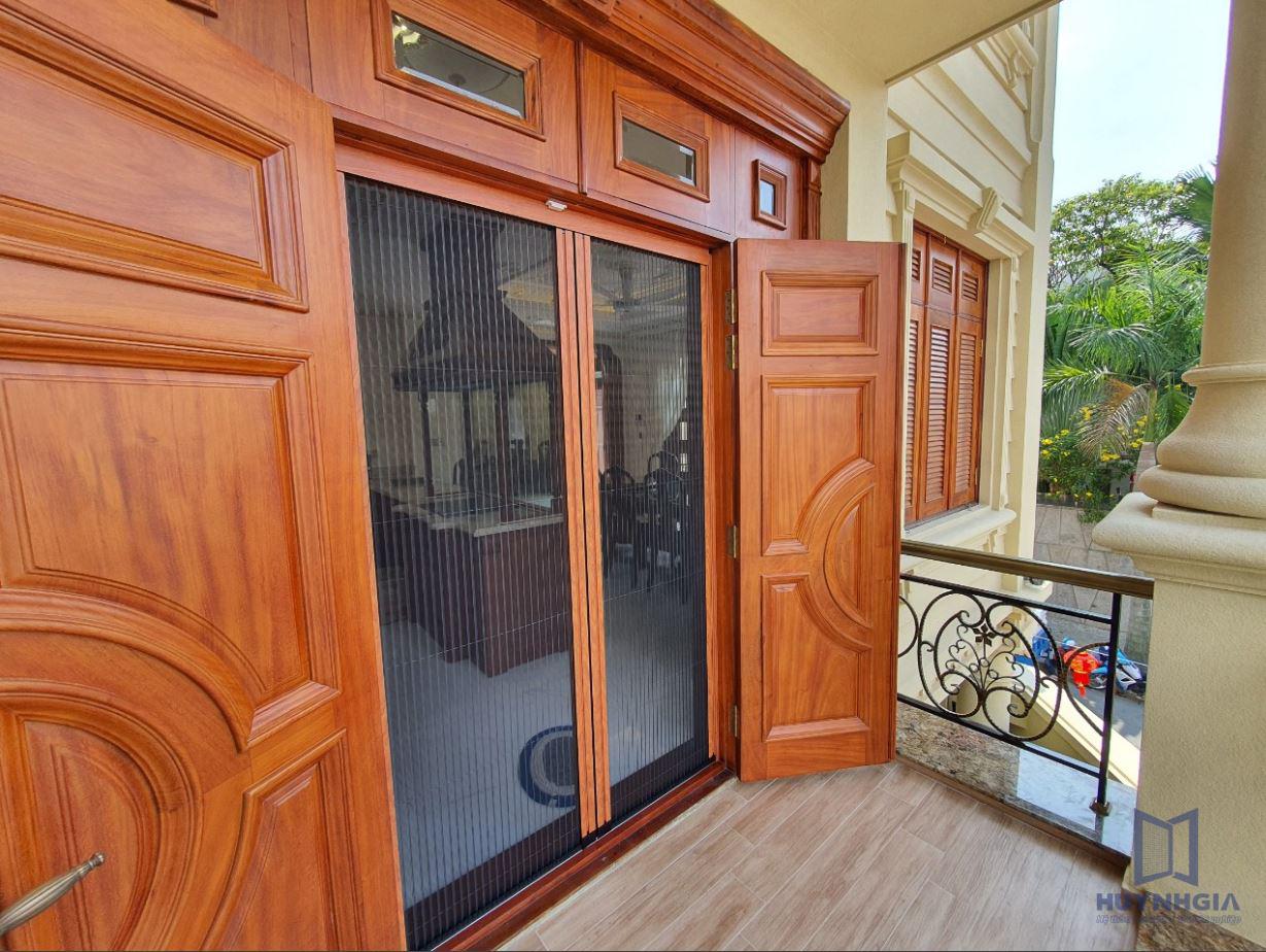 cua-di-luoi-xep-khong-ray-he-xich-mau-van-go